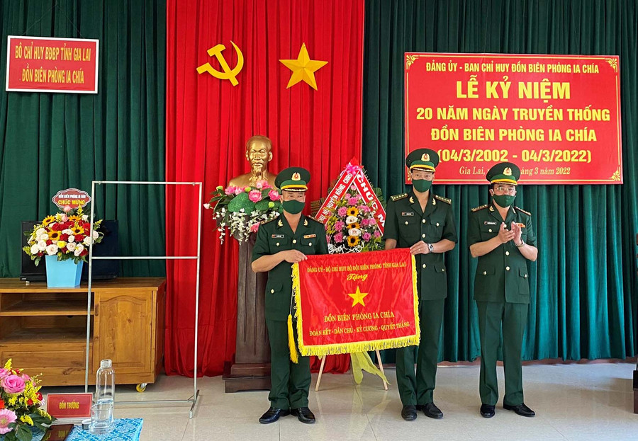 Đảng ủy-Bộ Chỉ huy BĐBP tỉnh tặng bức trướng cho đơn vị . Ảnh: Anh Huy
