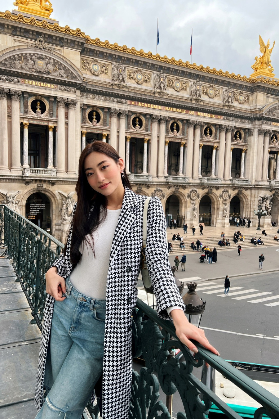 Khi sang Paris, Lương Thùy Linh cũng nhận được những đãi ngộ rất tốt. Cô được ở tại khách sạn Intercontinental Paris Le Grand với hướng nhìn đối diện nhà hát nổi tiếng Opéra Garnier. Ảnh: NVCC