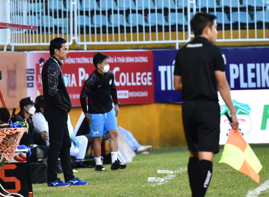 HLV Kiatisak không giấu được sự thất vọng khi đội bóng chưa thể giành được chiến thắng. Ảnh: Văn Ngọc