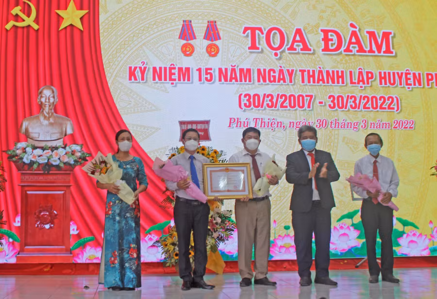 Đảng bộ, chính quyền và Nhân dân huyện Phú Thiện vinh dự đón nhận Bằng khen của Thủ tướng Chính phủ. Ảnh: Vũ Chi
