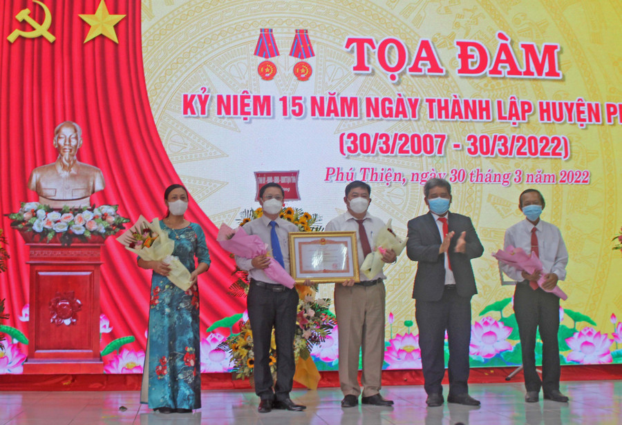Đảng bộ, chính quyền và Nhân dân huyện Phú Thiện vinh dự đón nhận Bằng khen của Thủ tướng Chính phủ. Ảnh: Vũ Chi