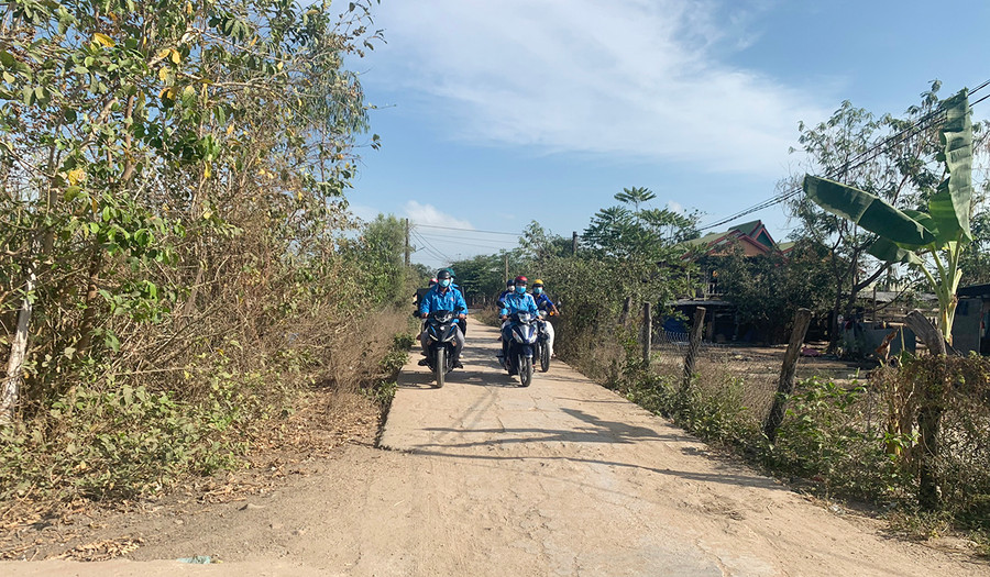 Nhờ nguồn vốn từ chương trình xây dựng nông thôn mới và sự đóng góp của người dân, các tuyến đường nội thôn trên địa bàn xã Uar đã được bê tông hóa. Ảnh: Vũ Chi Nhờ nguồn vốn từ chương trình xây dựng nông thôn mới và sự đóng góp của người dân, các tuyến đường nội thôn trên địa bàn xã Uar đã được bê tông hóa. Ảnh: Vũ Chi