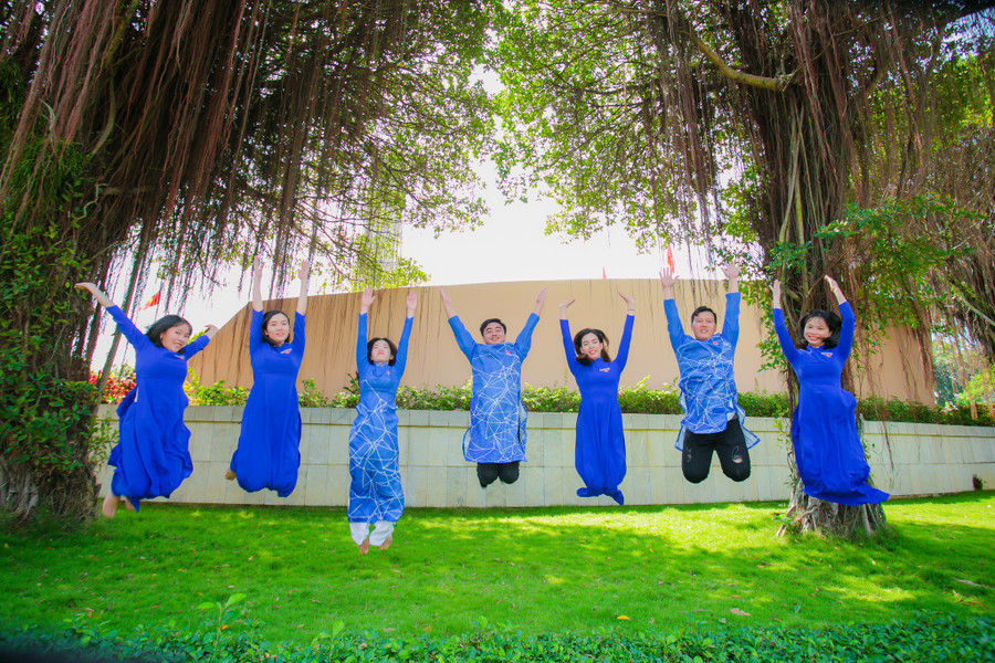 Tung bay tà áo dài trong khí thế sôi nổi của Tháng Thanh niên 2022. Ảnh: B.P