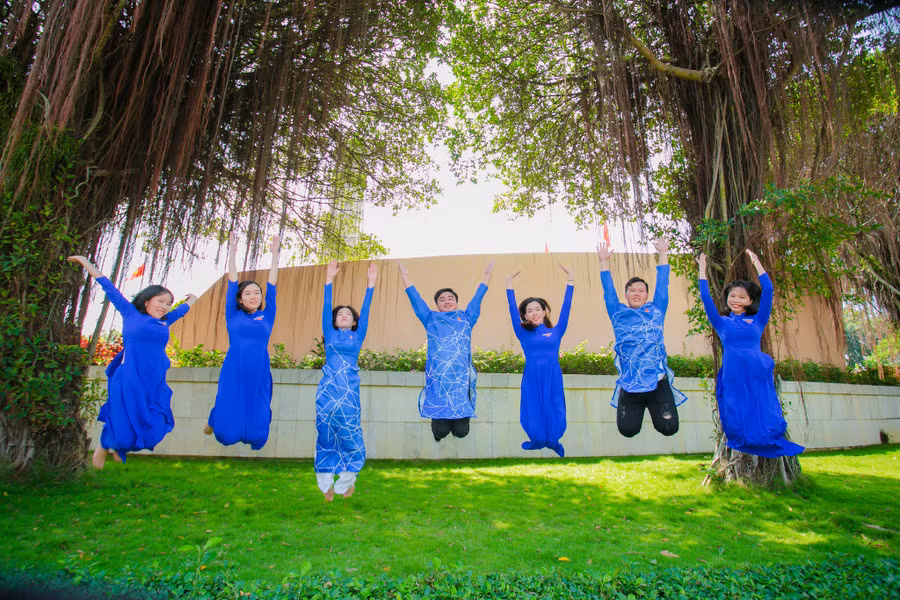 Tung bay tà áo dài trong khí thế sôi nổi của Tháng Thanh niên 2022. Ảnh: B.P