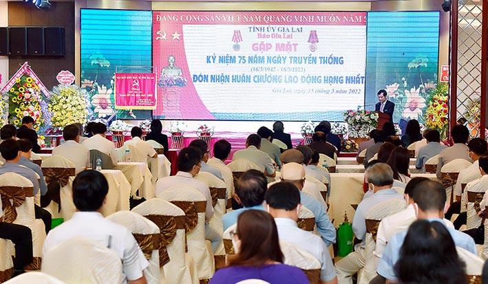 Quang cảnh (GLO)- Ngày 15-3-2022, buổi Gặp mặt kỷ niệm 75 năm Ngày truyền thống Báo Gia Lai (16/3/1947–16/3/2022) và đón nhận Huân chương Lao động hạng Nhất. Ảnh: Đức Thụy