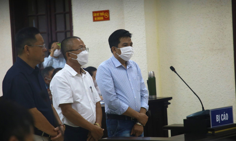 3 bị cáo tại phiên tòa sáng nay (31.3), từ trái qua: Phan Bùi Bảo Thy, Lê Anh Dũng, Nguyễn Huy. Ảnh: Thanh Lộc