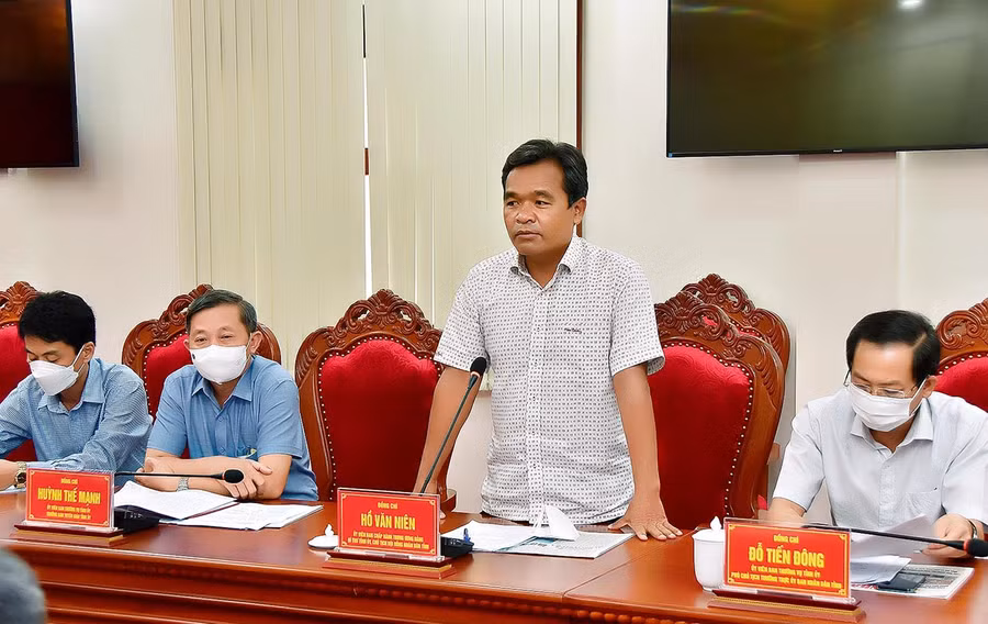 Đồng chí Hồ Văn Niên-Ủy viên Ban Chấp hành Trung ương Đảng, Bí thư Tỉnh ủy, Chủ tịch HĐND tỉnh phát biểu tại buổi làm việc với Đoàn công tác. 