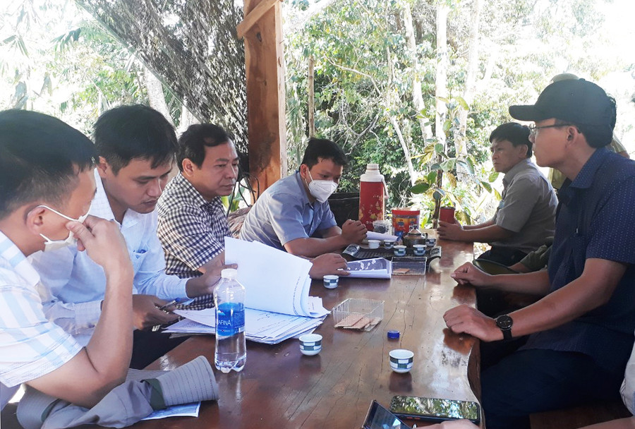  Sở Giao thông-Vận tải chủ trì, phối hợp với các đơn vị liên quan kiểm tra hiện trường, họp đánh giá tác động về mọi mặt của dự án đường giao thông từ xã Đăk Pne (huyện Kon Rẫy) đi xã Đak Rong (huyện Kbang). Ảnh: Minh Nguyễn