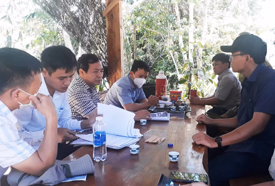  Sở Giao thông-Vận tải chủ trì, phối hợp với các đơn vị liên quan kiểm tra hiện trường, họp đánh giá tác động về mọi mặt của dự án đường giao thông từ xã Đăk Pne (huyện Kon Rẫy) đi xã Đak Rong (huyện Kbang). Ảnh: Minh Nguyễn