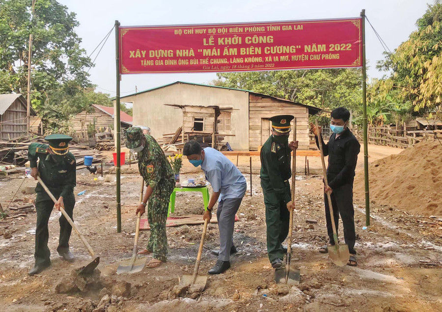 Khởi công xây dựng nhà cho gia đình ông Bùi Thế Chung. Ảnh: Vĩnh Hoàng