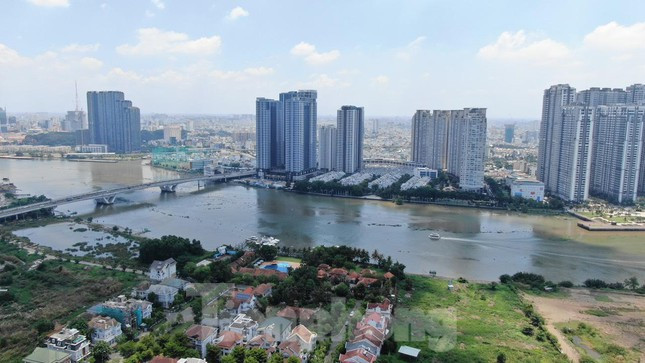 Toàn bộ đoạn sông Sài Gòn đẹp nhất của TPHCM gần như đi qua địa bàn Thủ Đức. Do đó, Thủ Đức cần chú trọng quy hoạch và khai thác loại hình thể thao gắn với sông nước, bến đậu du thuyền, ca nô trên sông Sài Gòn.