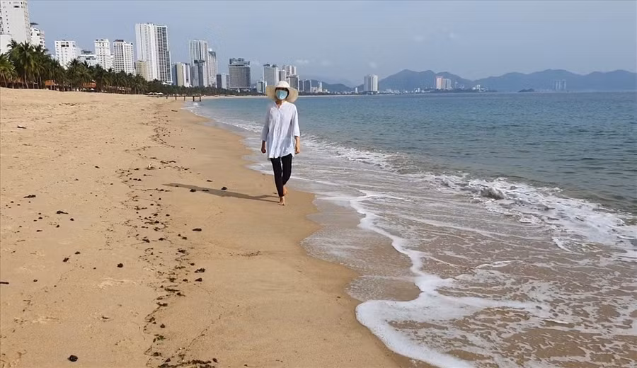 Người dân đi dạo biển qua khu vực này phát hiện mùi dầu nồng nặc. Ảnh: P.Linh