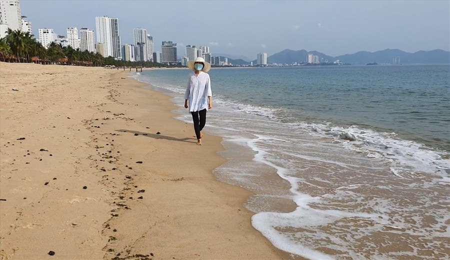 Người dân đi dạo biển qua khu vực này phát hiện mùi dầu nồng nặc. Ảnh: P.Linh