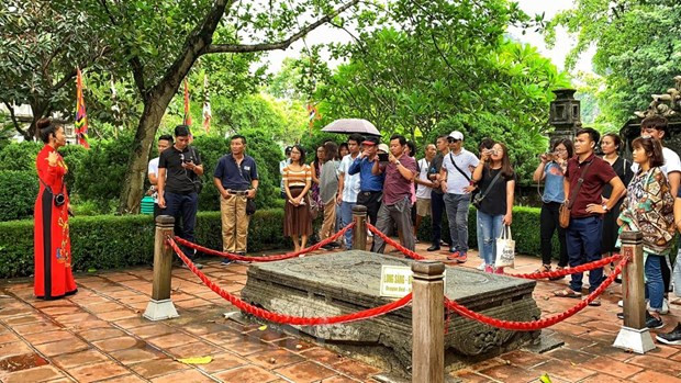 Du khách tham quan điểm đến ở Hoa Lư, Ninh Bình. Ảnh: M.Mai/Vietnam+