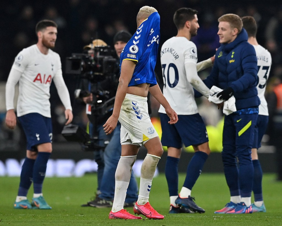 Everton (áo xanh) đối mặt nguy cơ rớt hạng. Ảnh: AFP