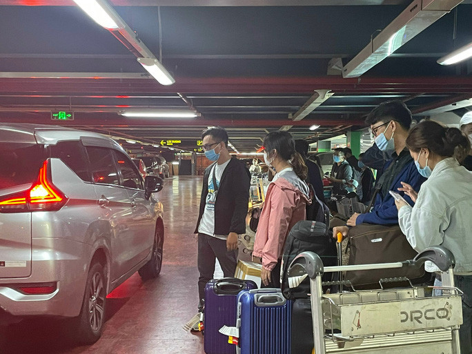 Taxi công nghệ đón khách bên trong nhà ga sân bay Tân Sơn Nhất (TP. Hồ Chí Minh). Ảnh: nld.com.vn