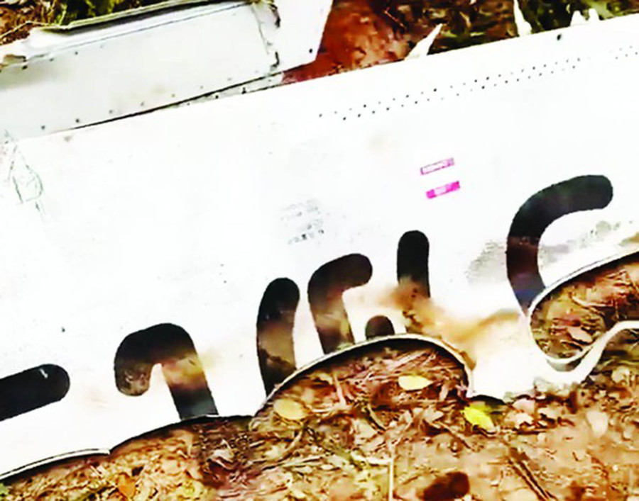 Mảnh vỡ máy bay tìm thấy tại hiện trường. Ảnh: Weibo Mảnh vỡ máy bay tìm thấy tại hiện trường. Ảnh: Weibo