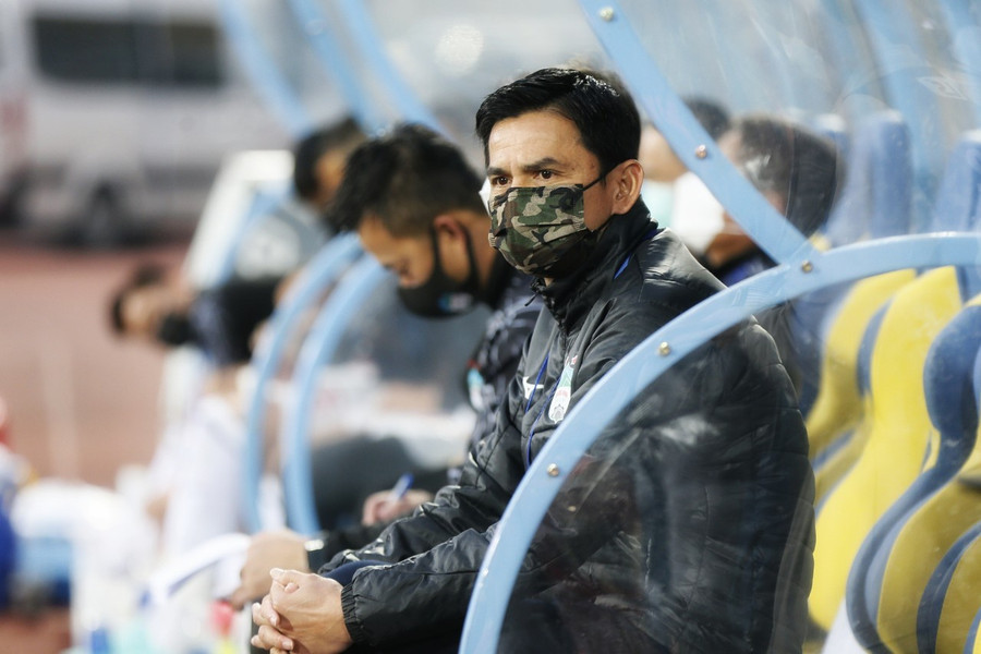 HLV Kiatisak có nhiều sự lựa chọn trong tay. Ảnh: Minh Tú