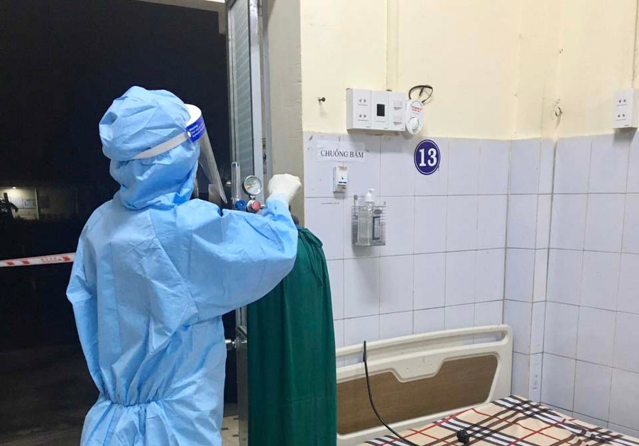 Nhân viên y tế Bệnh viện 331 kiểm tra bình oxy trước khi sử dụng. Ảnh: Như Nguyện