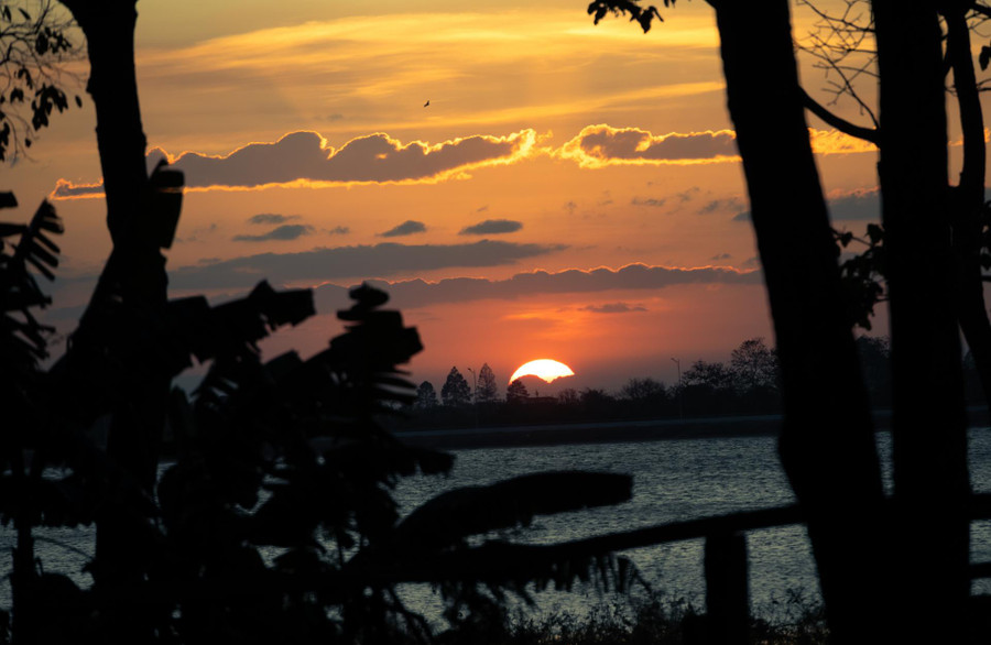  ... hay hoàng hôn được ngắm nhìn trong lâm viên Ea Kao mang những vẻ đẹp đặc trưng.