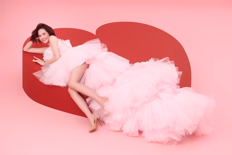 Người đẹp gây ấn tượng bởi mái tóc ngắn, khác với hình ảnh trước đó. Ảnh: Milor Trần