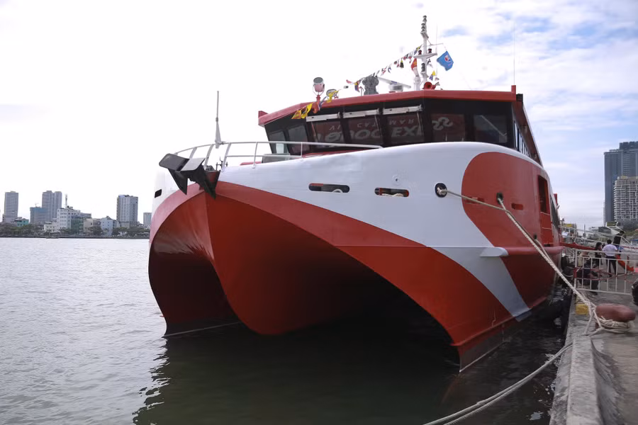 Tàu Trưng Trắc, thiết kế tiêu chuẩn châu Âu, sử dụng động cơ Rolls Royce MTU thân thiện môi trường. Ảnh: Nguyễn Tú Tàu Trưng Trắc, thiết kế tiêu chuẩn châu Âu, sử dụng động cơ Rolls Royce MTU thân thiện môi trường. Ảnh: NGUYỄN TÚ