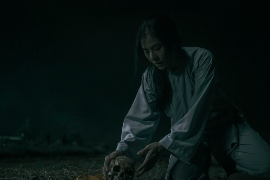 Vân Trạng lạnh sống lưng khi thấy cảnh kỳ lạ trong buổi quay. Ảnh: FBNV