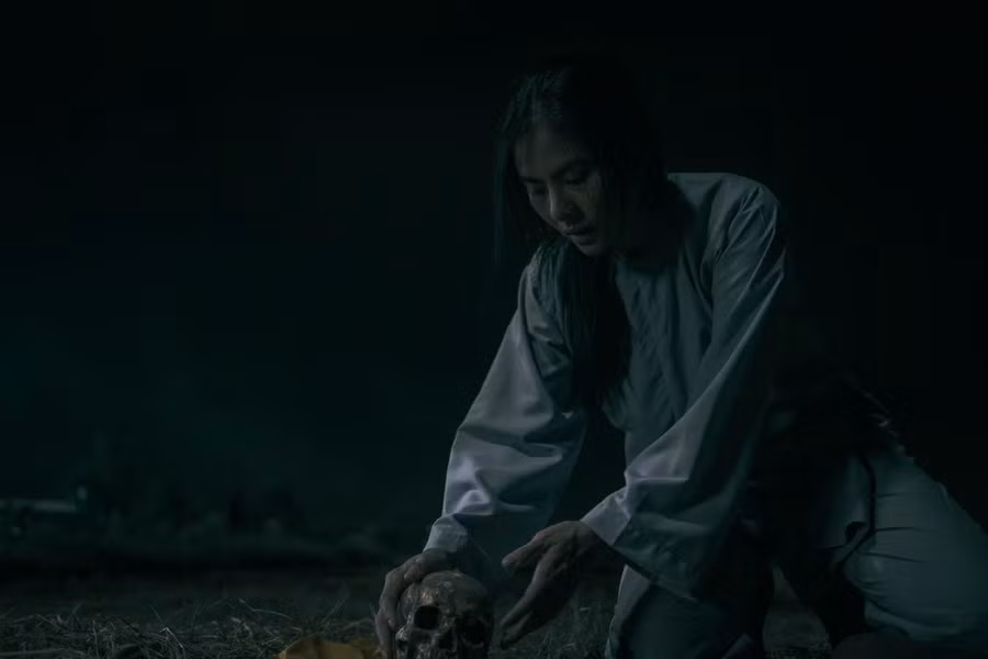 Vân Trạng lạnh sống lưng khi thấy cảnh kỳ lạ trong buổi quay. Ảnh: FBNV