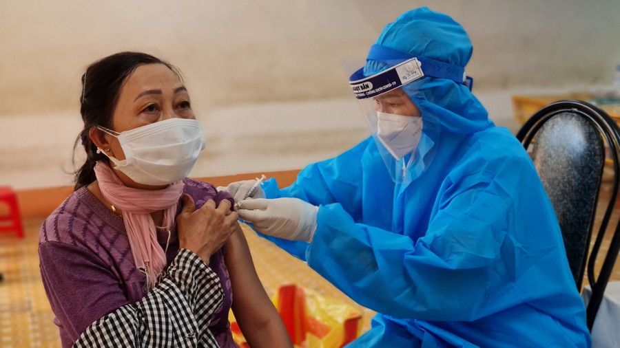 Nhân viên y tế tiêm vắc xin phòng Covid-19 cho người dân tại điểm tiêm Trường Tiểu học Chu Văn An (phường Tây Sơn, TP. Pleiku). Ảnh: Bá Bính