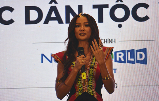 H'Hen Niê cho biết cô luôn tự hào là cô gái Ê đê, tự hào khi được nói về đồng bào mình: “Tôi cảm thấy tự hào khi dám bước ra khỏi vùng an toàn, không chấp nhận số phận, để có cơ hội va chạm cuộc sống