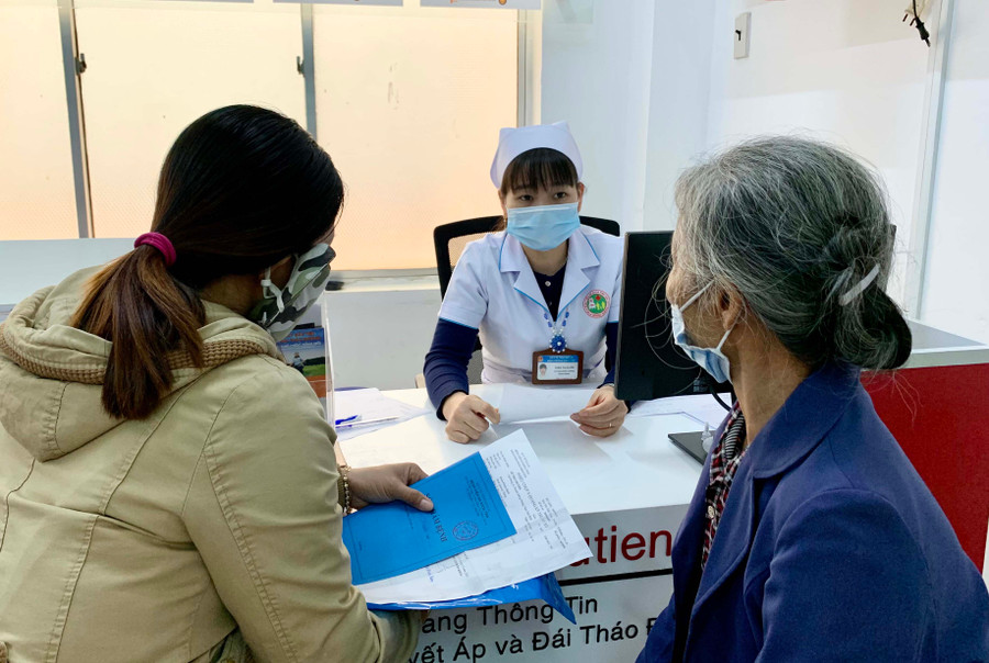 Không nên chủ quan sau khi điều trị Covid-19 (GLO)- Nhiều trường hợp sau khi điều trị khỏi Covid-19 nhưng gặp các triệu chứng tồn tại dai dẳng, ảnh hưởng đến sức khỏe, sinh hoạt. Theo khuyến cáo của các bác sĩ chuyên khoa, sau khi khỏi Covid-19, người bệnh cũng cần theo dõi sức khỏe và kịp thời thăm khám khi có dấu hiệu bất thường. Giữa tháng 1-2022, chị P.T.L. (tổ 2, phường Thống Nhất, TP. Pleiku) test nhanh có kết quả dương tính với SARS-CoV-2. Sau đó, chị L. được chuyển đến cách ly và điều trị tại Bệnh viện điều trị Covid-19 cơ sở 2 (Bệnh viện Y dược cổ truyền-Phục hồi chức năng tỉnh). Chị L. đã tiêm 2 mũi vắc xin phòng Covid-19 nên khi bị nhiễm thì chỉ xuất hiện một số triệu chứng nhẹ như: sổ mũi, nghẹt mũi, đau đầu… Sau khoảng 10 ngày điều trị, chị có kết quả xét nghiệm âm tính và được về cách ly, theo dõi tại nhà. “Gần đây, tôi thấy sức khỏe không tốt như trước, làm việc nặng dễ mất sức, khó thở. Tôi đi khám, chụp X-quang phổi để chẩn đoán và điều trị. Nhiều người hiện nay có suy nghĩ trước sau gì cũng mắc Covid-19 nên chủ quan, lơ là. Tuy nhiên, từ trải nghiệm của bản thân, tôi nghĩ mọi người cố gắng phòng bệnh cho tốt, đừng để mắc bệnh”-chị L. chia sẻ. Tương tự, chị Rơ Châm H’Ken (làng Mrông Yố 1, xã Ia Ka, huyện Chư Păh) cho hay: “Khi mắc Covid-19, tôi cách ly, điều trị tại Bệnh viện dã chiến cơ sở 3. Sau khi điều trị âm tính, tôi được về nhà. Mặc dù đã khỏi bệnh nhưng tôi còn mệt mỏi, nhiều lúc khó thở, đầu đau nhức phải sử dụng thuốc giảm đau. Ngoài ra, ăn uống cũng không mấy ngon miệng. Nếu bệnh tình chuyển biến chậm chắc tôi phải sắp xếp đến bệnh viện thăm khám lại”. Chị Hoàng Thị Tuyết (thôn 5, xã Ia Băng, huyện Đak Đoa) cũng gặp một số vấn đề về sức khỏe sau khi khỏi Covid-19. Chị bộc bạch: “Tôi khỏi Covid-19 đã hơn 2 tháng nay. Nhà có 5 người mắc Covid-19. Tuy nhiên, sau khi khỏi bệnh, tôi và con gái thường hay nhớ nhớ quên quên. Riêng tôi, sức khỏe xuống hẳn, lao động nặng nhanh mệt, thở dốc. Tôi đang sắp xếp thời gian để đi khám lại”. Trước tình trạng gia tăng số ca mắc Covid-19, nhiều người có tâm lý không sớm thì muộn cũng là F0. Hơn nữa, hầu hết đều đã được tiêm vắc xin phòng Covid-19 nên có tâm lý chủ quan, lơ là. Tuy vậy, theo các bác sĩ chuyên khoa, việc phòng bệnh là hết sức quan trọng. Bởi lẽ mắc Covid-19 không chỉ ảnh hưởng đến sức khỏe tâm thần, thể chất, thiệt hại cho bản thân, gia đình và xã hội, mà hậu Covid-19 cũng là một trong những vấn đề cần được quan tâm đúng mức. Bác sĩ Nguyễn Tấn Phúc-Phó Giám đốc Bệnh viện Đa khoa tỉnh, Giám đốc Bệnh viện dã chiến cơ sở 3-cho biết: Một số người nhiễm Covid-19 nhiều tuần đến nhiều tháng sau khi khỏi bệnh vẫn còn đối mặt với hàng loạt triệu chứng và di chứng hậu Covid-19 như: sốt nhẹ, khó thở, ho kéo dài, mệt mỏi, đau cơ, khớp, rụng tóc, xơ phổi, tim đập nhanh hoặc đánh trống ngực, rối loạn nội tiết, bị huyết khối… Có trường hợp xuất hiện rối loạn tiêu hóa, rối loạn vị giác hoặc khứu giác. Ngoài ra, một số trường hợp cũng có thể gặp các triệu chứng về tâm thần kinh như rối loạn tâm lý, giảm sự tập trung, lo âu, trầm cảm, bồn chồn, rối loạn giấc ngủ, mau quên. Còn bác sĩ Vũ Trọng Dũng-Phó Giám đốc phụ trách Bệnh viện 331, Giám đốc Bệnh viện điều trị Covid-19 cơ sở 3 thì cho rằng: Khi có các triệu chứng bất thường sau khi khỏi Covid-19 thì cần được thăm khám tổng quát, cụ thể và tùy vào đặc điểm lâm sàng của từng người bệnh mà các bác sĩ sẽ tư vấn nên thăm khám và điều trị tại chuyên khoa nào. Một số trường hợp người bệnh không bị ảnh hưởng nhiều bởi di chứng mà do tâm lý lo lắng, bất an. Vì vậy, để biết chính xác nguyên nhân cụ thể thì cần có sự thăm khám, tư vấn, hướng dẫn từ các bác sĩ. NHƯ NGUYỆN Nếu có các triệu chứng bất thường về sức khỏe sau khi khỏi Covid-19, người dân cần thăm khám, điều trị kịp thời. Ảnh: Như Nguyện Theo Tổ chức Y tế Thế giới (WHO), tình trạng hậu Covid-19 xảy ra ở những người có tiền sử nhiễm bệnh với các triệu chứng và kéo dài ít nhất 2 tháng mà không thể giải thích bằng chẩn đoán thay thế. Tình trạng này có thể khiến sức khỏe người bệnh bị suy giảm kéo dài, có tác động nghiêm trọng đến khả năng quay trở lại làm việc hoặc tham gia cuộc sống xã hội. Có khoảng 200 triệu chứng liên quan đến hội chứng hậu Covid-19, đặc biệt ở những bệnh nhân đã trải qua điều trị hồi sức tích cực. Khoảng 10-15% trường hợp có triệu chứng hậu Covid tiến triển thành bệnh nặng và khoảng 5% bệnh trở nên nghiêm trọng.