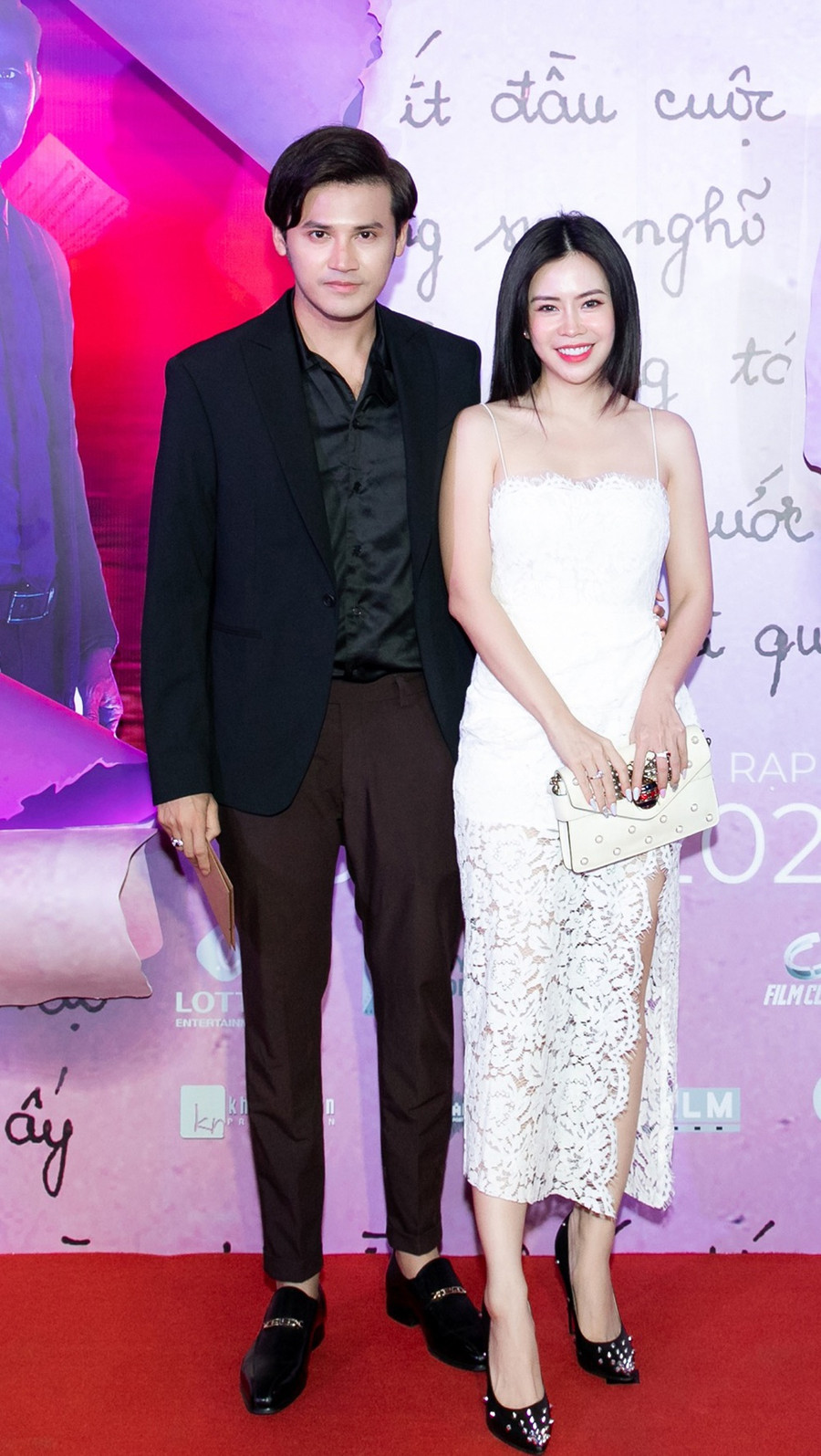 Vợ chồng Vũ Ngọc Ánh - Anh Tài tình tứ đến dự ra mắt phim. Ảnh: ĐPCC