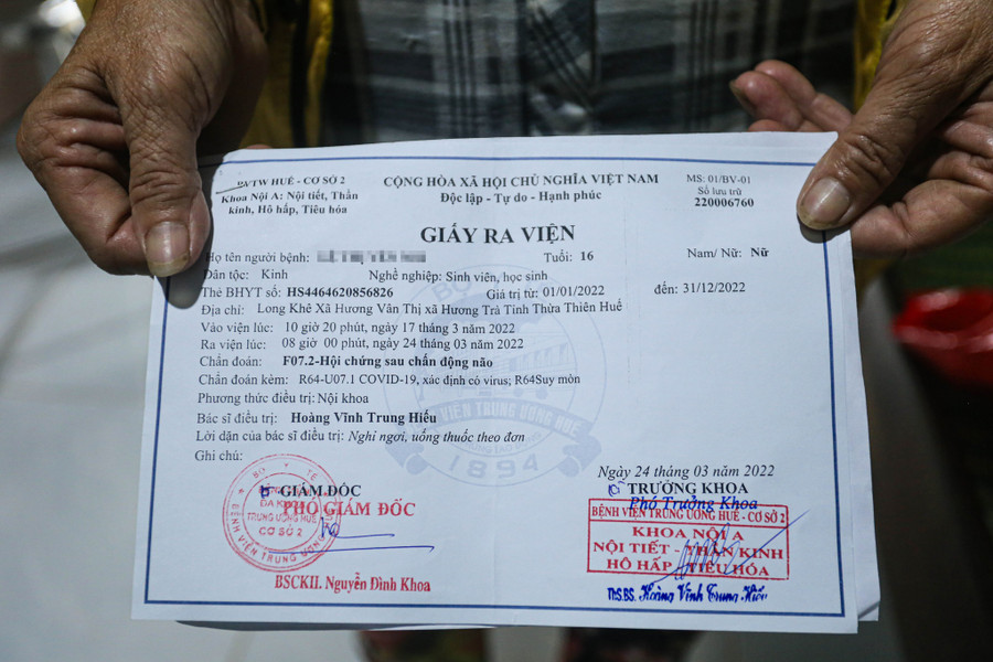  Giấy ra viện của em N. với chẩn đoán chấn động não. Ảnh: Lê Hoài Nhân
