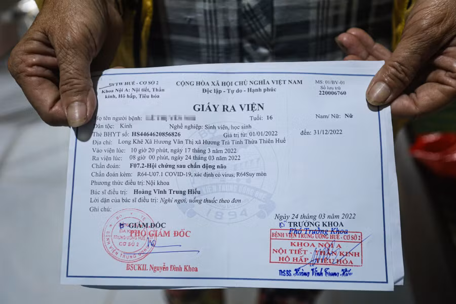  Giấy ra viện của em N. với chẩn đoán chấn động não. Ảnh: Lê Hoài Nhân