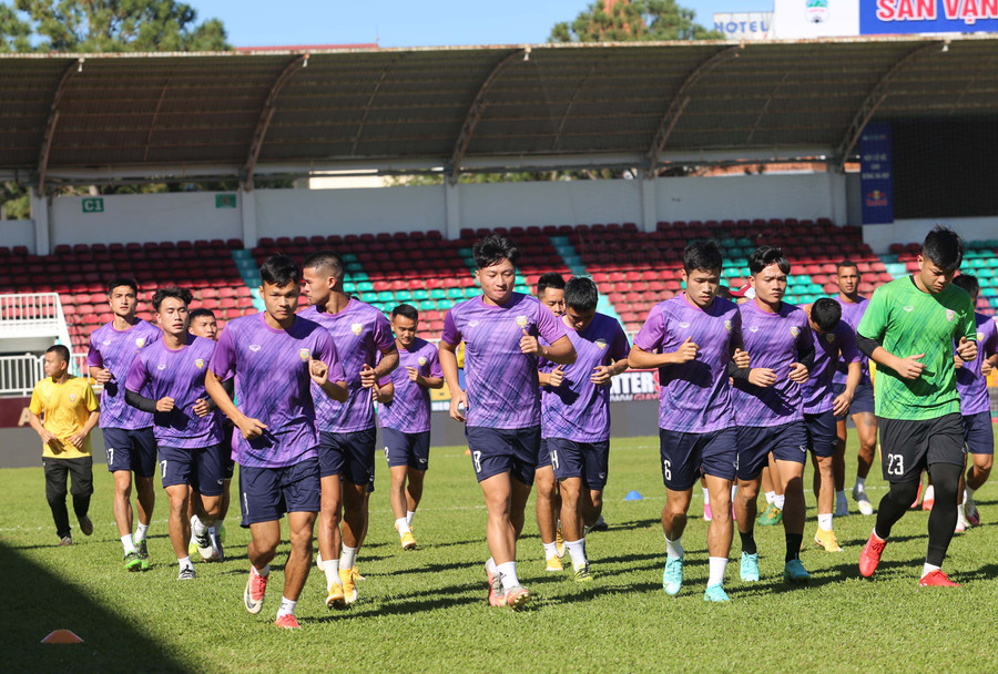 Các cầu thủ Hồng Lĩnh Hà Tĩnh khá sung mãn trước trận cầu với Hoàng Anh Gia Lai. Ảnh: Văn Ngọc