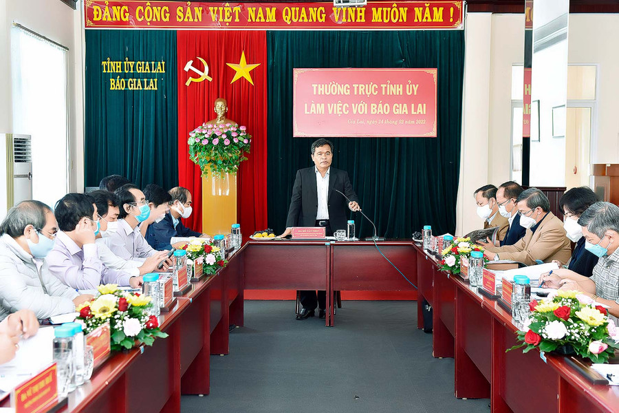 Đồng chí Hồ Văn Niên-Ủy viên Ban Chấp hành Trung ương Đảng, Bí thư Tỉnh ủy, Chủ tịch HĐND tỉnh phát biểu chỉ đạo tại buổi làm việc của Thường trực Tỉnh ủy với Báo Gia Lai. Ảnh: Đức Thụy