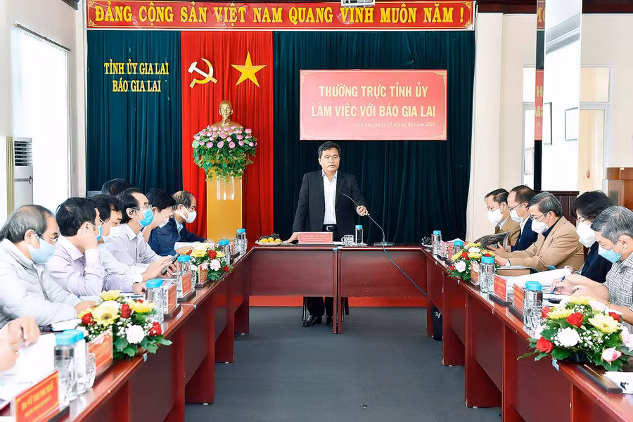 Đồng chí Hồ Văn Niên-Ủy viên Ban Chấp hành Trung ương Đảng, Bí thư Tỉnh ủy, Chủ tịch HĐND tỉnh phát biểu chỉ đạo tại buổi làm việc của Thường trực Tỉnh ủy với Báo Gia Lai. Ảnh: Đức Thụy