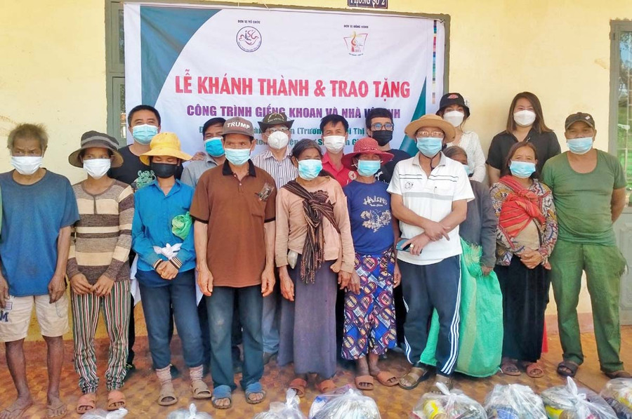 Tặng quà cho bà con khó khăn trong dịp Khánh thành, bàn giao công trình giếng nước và nhà vệ sinh tại điểm trường làng Choan thuộc trường Tiểu học Bùi Thị Xuân, xã Kông H’Tok, huyện Chư Sê. Ảnh: Hồng Ngọc