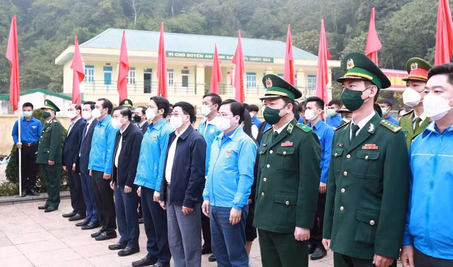 Anh Nguyễn Anh Tuấn, anh Nguyễn Ngọc Lương và các đại biểu tham gia lễ chào cờ đặc biệt ở cột mốc biên giới Việt - Lào (Đồn biên phòng cửa khẩu quốc tế Nậm Cắn). Ảnh: Bảo Anh