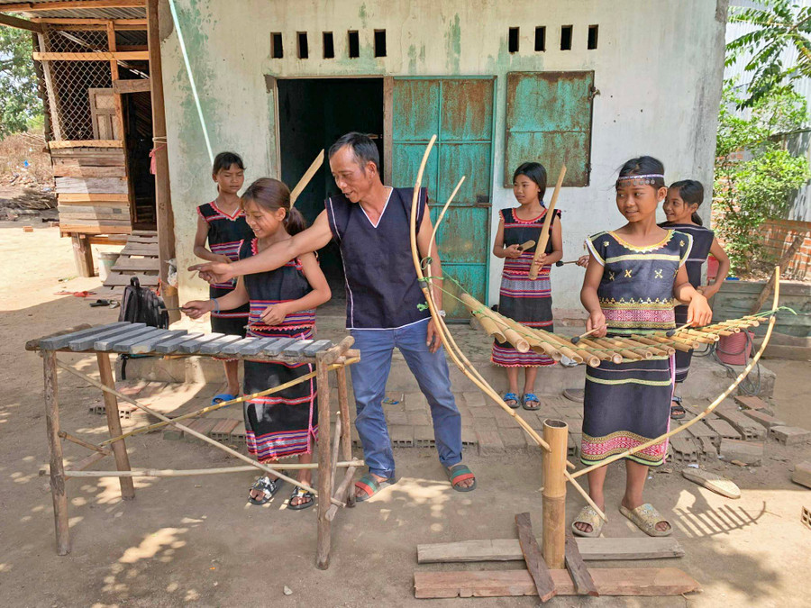 Ông Đinh Hlich truyền dạy cách chơi nhạc cụ cho đội chiêng nhí làng Tnung-Măng (xã Ya Ma, huyện Kông Chro). Ảnh: R’Ô HOK Ông Đinh Hlich truyền dạy cách chơi nhạc cụ cho đội chiêng nhí làng Tnung-Măng (xã Ya Ma, huyện Kông Chro). Ảnh: R’Ô HOK