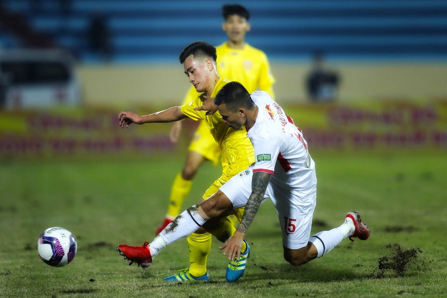 Trung vệ Hữu Tuấn trong trận gặp Nam Định. Ảnh: Minh Tú