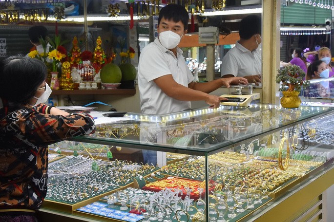 Giá vàng hôm nay của thế giới lao xuống dốc