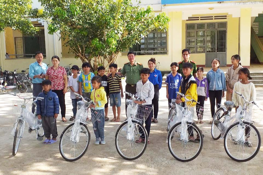 Công an xã Tơ Tung và Công an huyện Kbang phối hợp với Mạnh Thường Quân trao tặng xe đạp cho học sinh nghèo vượt khó. Ảnh: Nguyễn Hữu