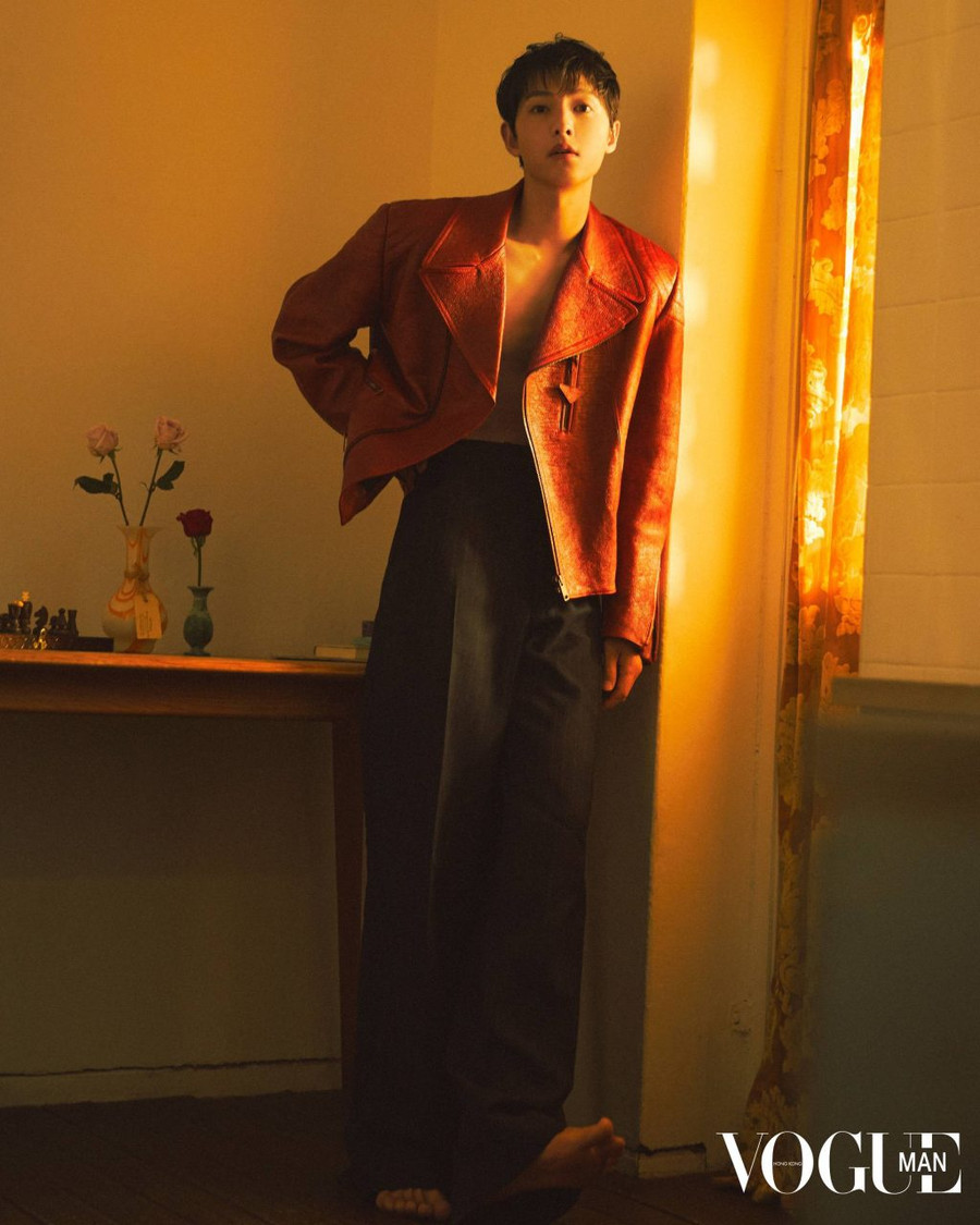 “Ví dụ, khi tôi đóng Vincenzo, các nhân vật khá phong phú về tầng lớp, họ vừa lạnh lùng, vừa hài hước. Biên kịch của phim từng viết nhiều tác phẩm hài đặc sắc, điều này khiến tôi càng áp lực hơn… Tôi luôn cảm thấy rằng diễn xuất không dành cho một người. Dù tôi là nhân vật chính, tôi cũng phải dựa vào sự tương tác với bạn diễn và nỗ lực phối hợp với các nhân viên đoàn phim để tạo ra nhân vật của mình”, Song Joong Ki bày tỏ. Ảnh: VOGUE HONGKONG