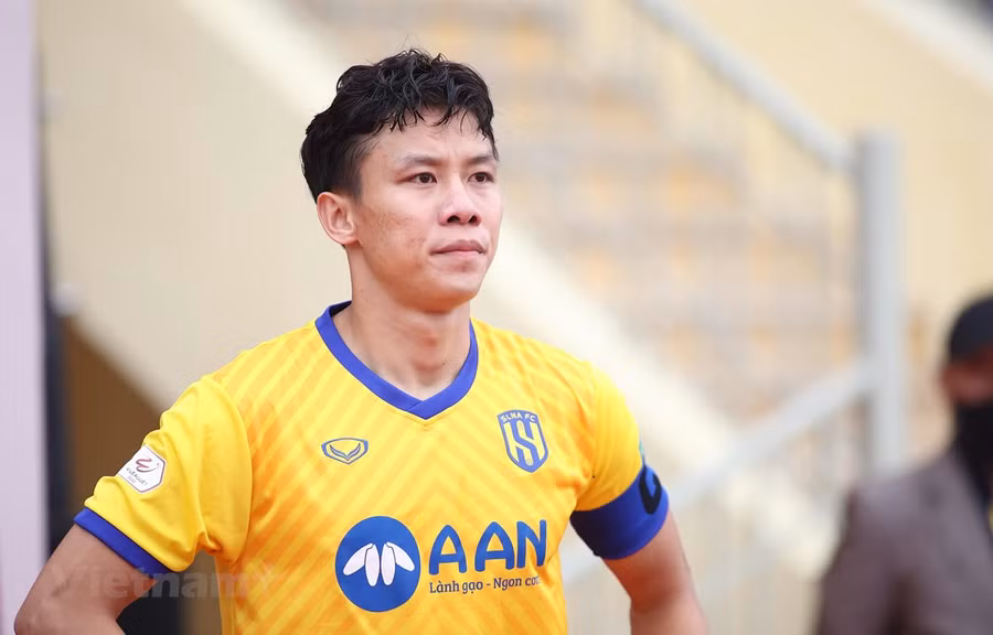 Quế Ngọc Hải đeo băng đội trưởng của Sông Lam Nghệ An trước Hoàng Anh Gia Lai. Ảnh: PV/Vietnam+