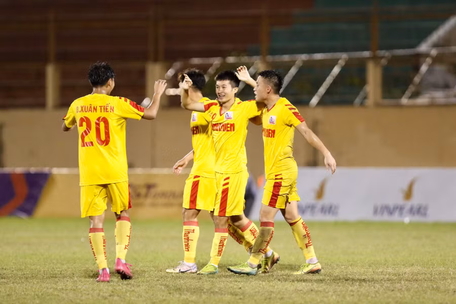 Đinh Xuân Tiến (10) hy vọng sẽ có mặt ở trận tứ kết. Ảnh: Khả Hòa