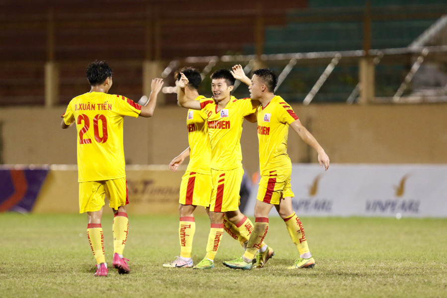 Đinh Xuân Tiến (10) hy vọng sẽ có mặt ở trận tứ kết. Ảnh: Khả Hòa