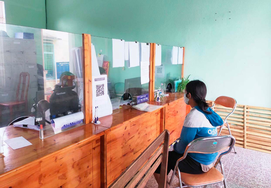 Người dân đến bộ phận một cửa xã Yang Trung giải quyết thủ tục hành chính.Ảnh: R’Ô HOK