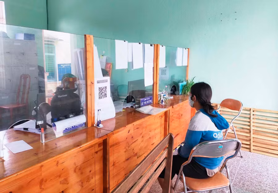 Người dân đến bộ phận một cửa xã Yang Trung giải quyết thủ tục hành chính.Ảnh: R’Ô HOK