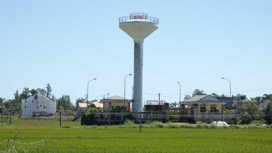 2 công trình nước sạch ở xã Tịnh Long bỏ hoang nhiều năm nay. Ảnh: Phạm Anh